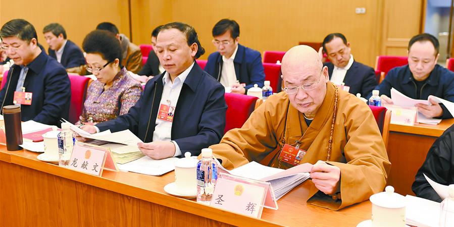 湖南代表团代表认真审议大会各项报告