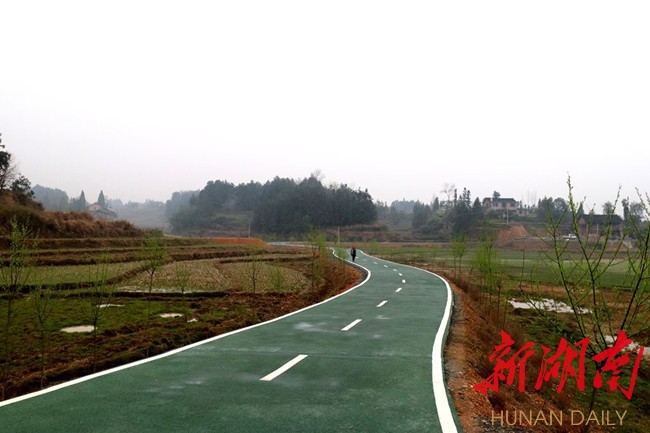 新化县琅塘镇晚坪村宽阔平整 的海绵马路