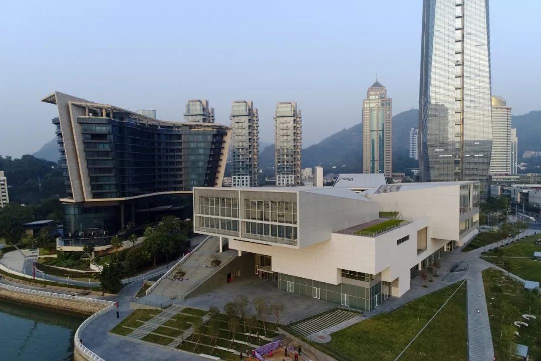 蛇口海上世界文化艺术中心之于深圳,便是这样一座逃遁繁杂,复得清幽的