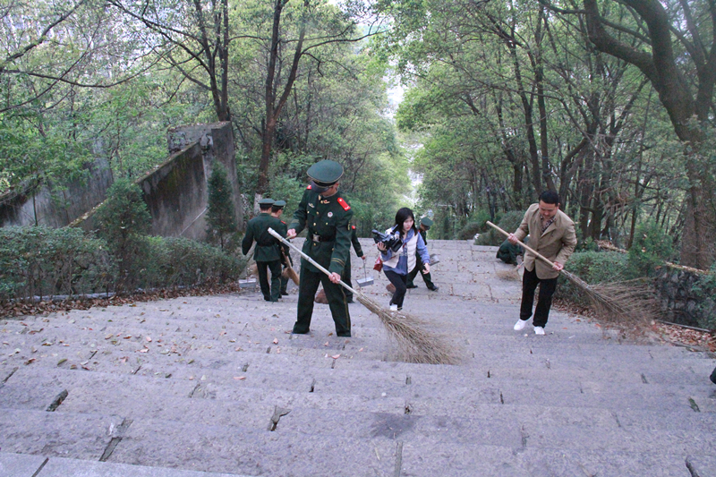 张家界永定区：清明节前组织开展烈士陵园清扫活动