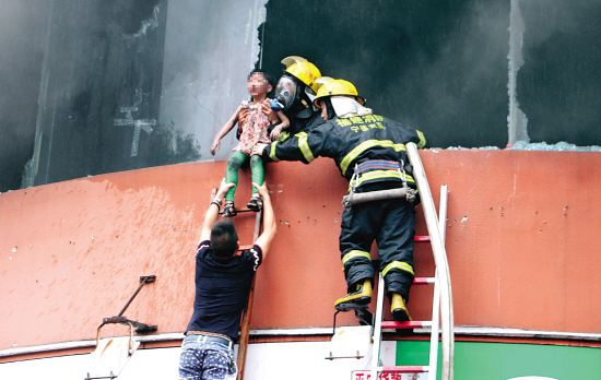 俄罗斯商场大火后,我们需教会孩子火灾中正确逃生方法