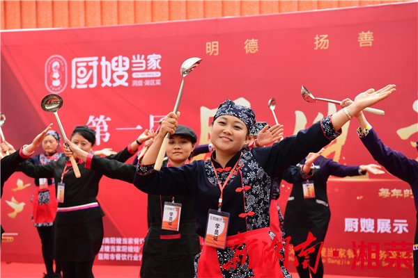 致敬厨嫂：挥不动的出身，挥得动的人生