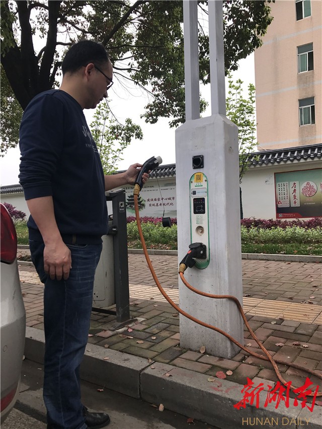 (市民使用汽车充电桩.