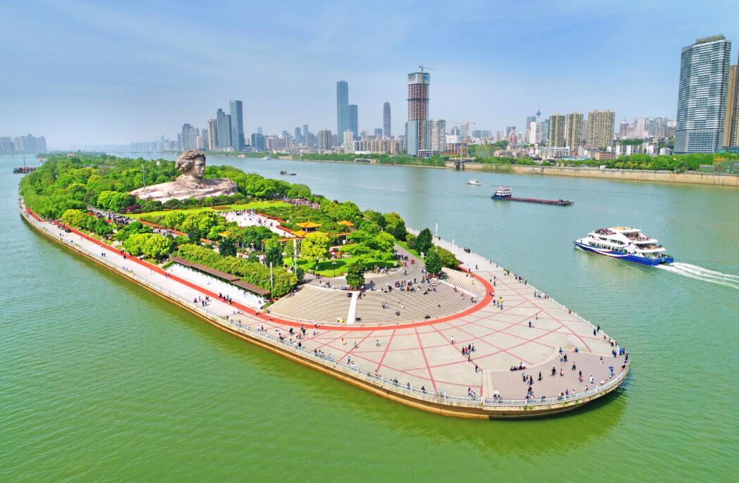 4月7日,长沙市橘子洲景区人头攒动,游客乐享最美四月天.