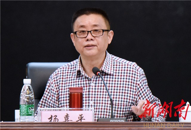 讯(记者 李治  范远志)长沙县环境保护局党组书记,局长杨喜平今天应邀