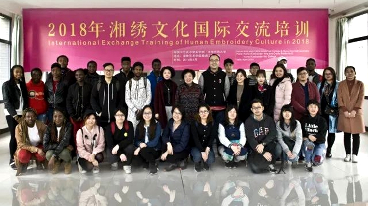 35名留学生因湘绣结缘湖南工艺美术职业学院