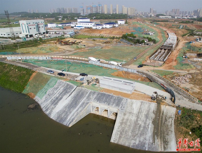 长沙县土桥撇洪渠工程 涉水穿堤段箱涵工程完工