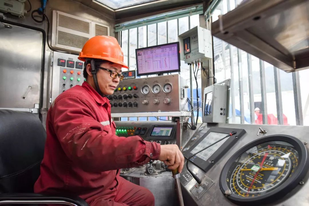 位于重庆涪陵的焦页84号页岩气平台,司钻房的司钻王袆坚守在岗位进行