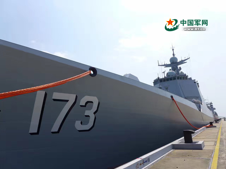 (173长沙舰停泊在军港码头)