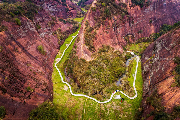 近兩年,慈利大力發展戶外休閒旅遊,因勢利導,整合資源,推廣了紅巖 