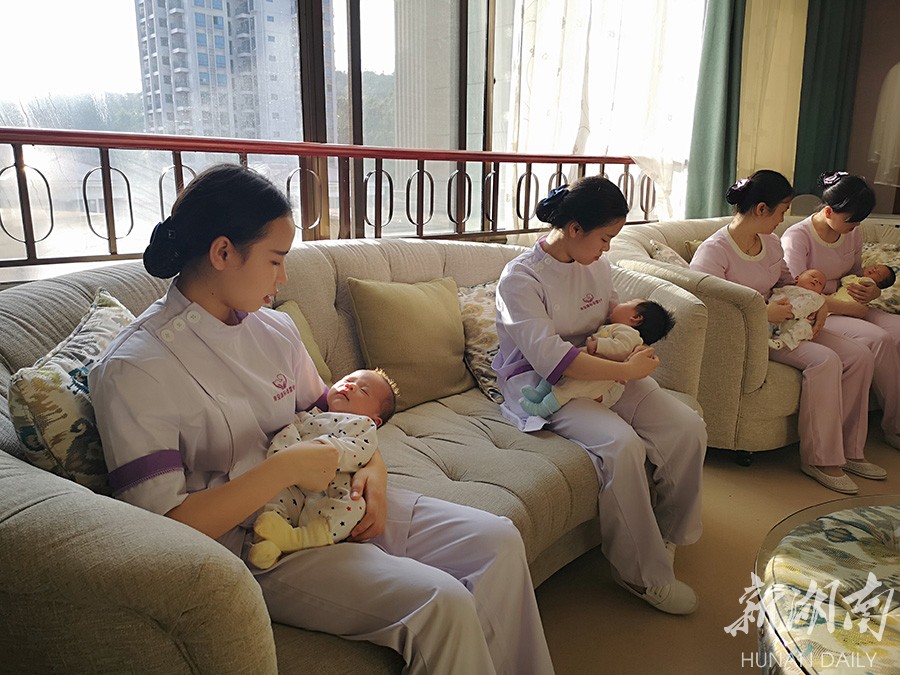 新潮职业受热捧 95后当起了育婴师