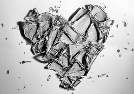 所谓"玻璃心",是指很容易就受到打击,内心过于敏感的人.