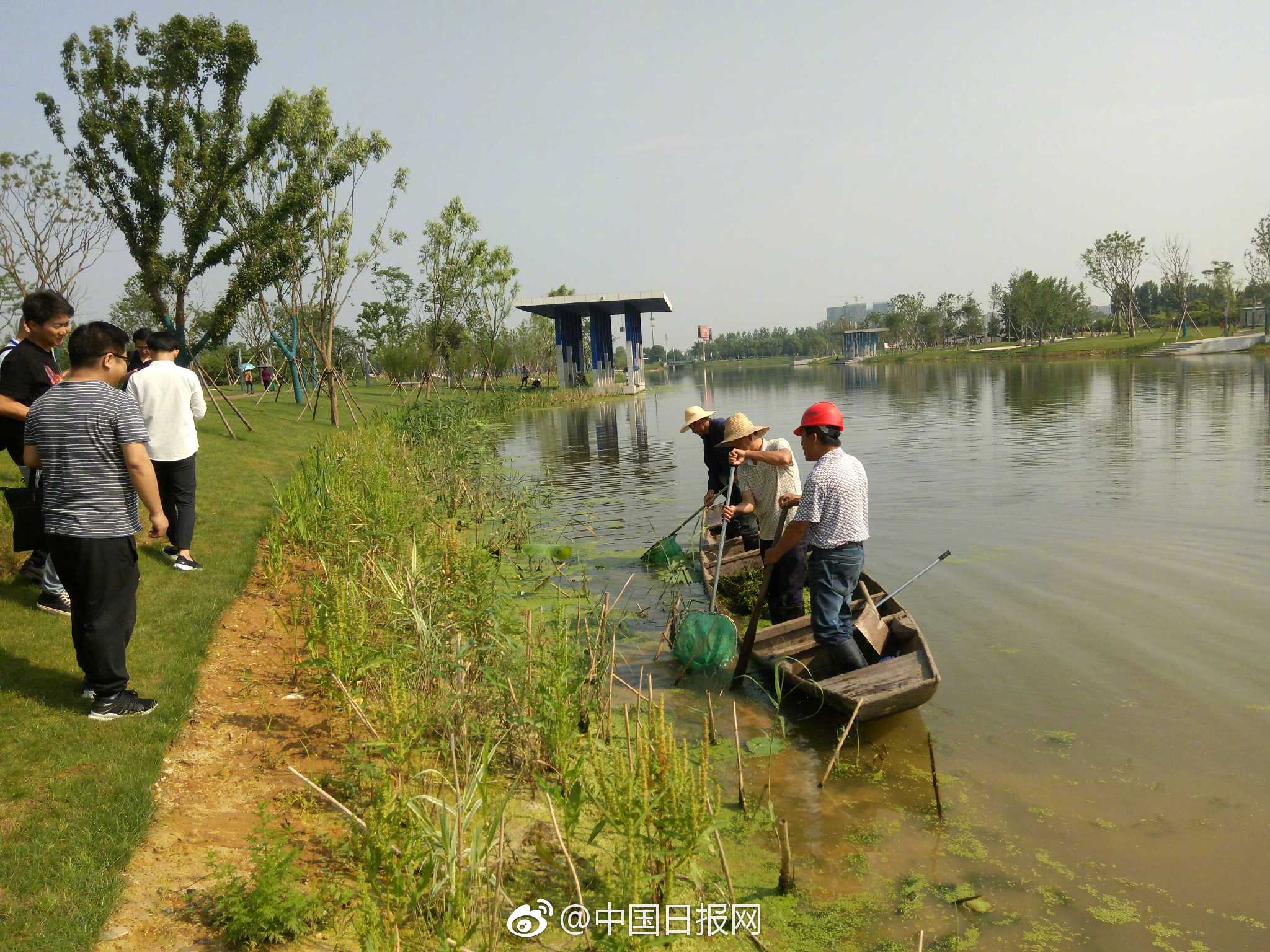 采访团参观常德新河水系综合整治项目