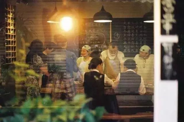 她曾是环游世界的“瑜伽师”，如今开家饺子店，治愈了无数游子的心
