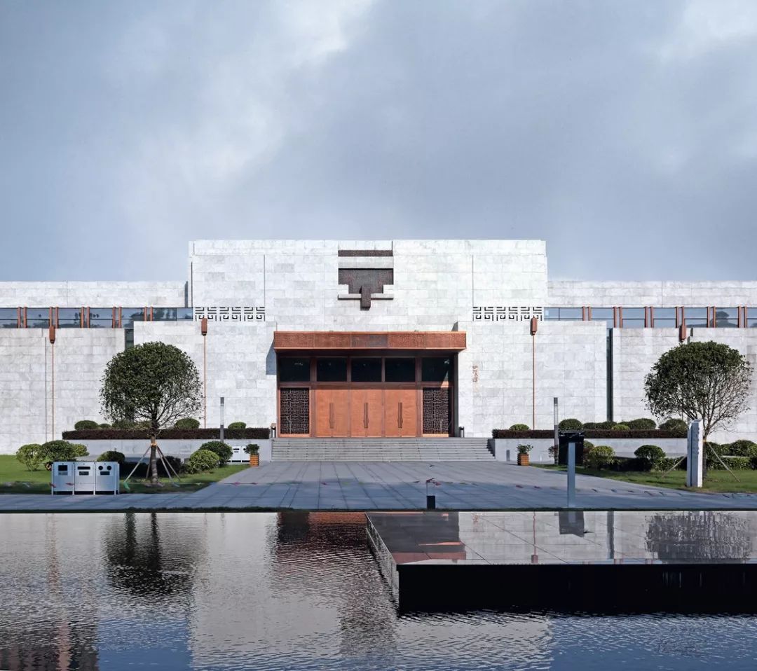 直至1952年方建成使用;1999年加建艺术馆;2004年,南京博物院二期改