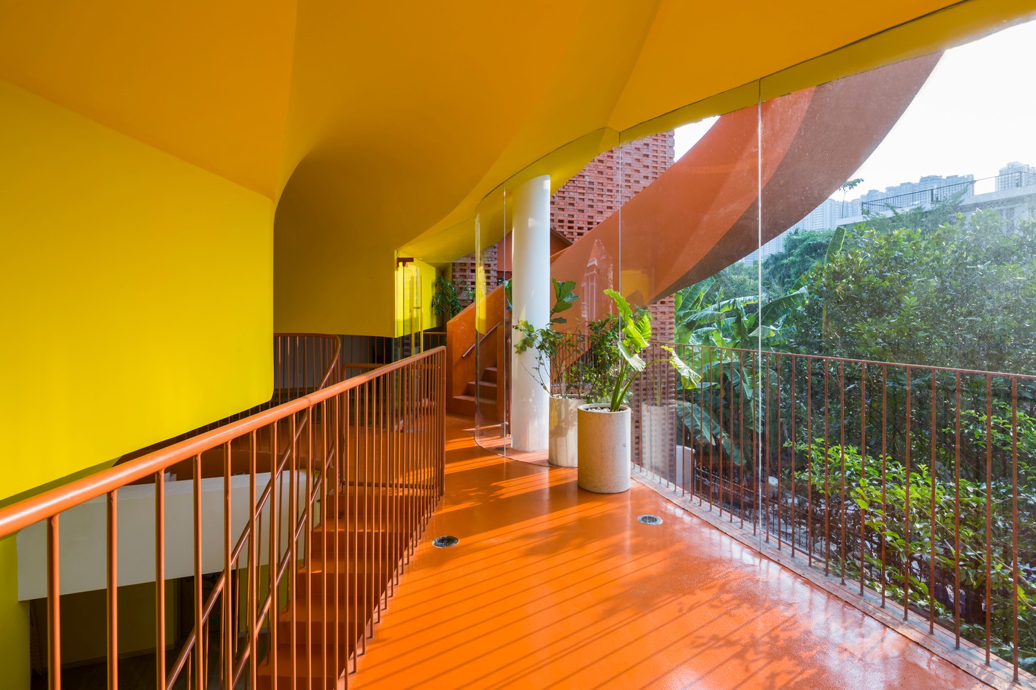 越南幼儿园:用红砖构建起俏皮的空间,宛如一座巨大乐高