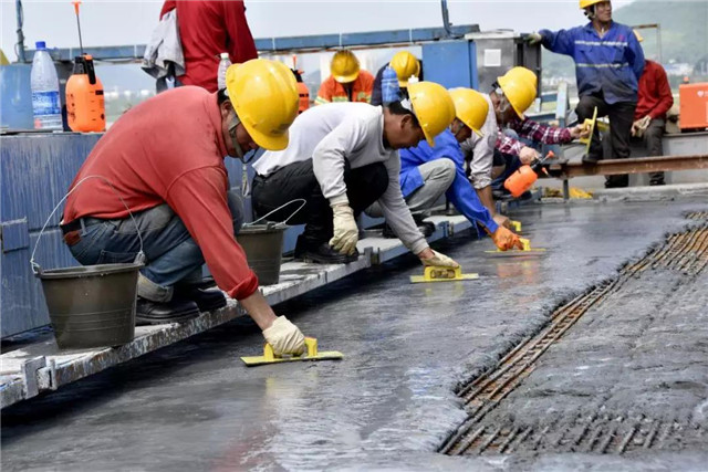 高频振动整平机紧跟布料机的步调,对桥面15.