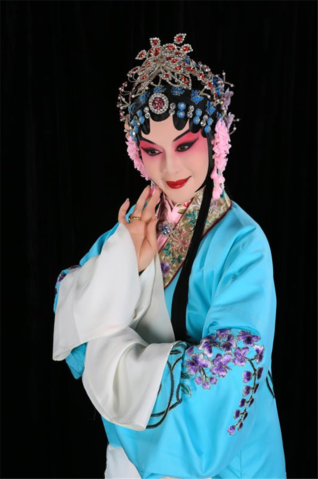 花鼓戏表演艺术事业,在戏剧舞台上塑造了六十多个不同类型的艺术人物