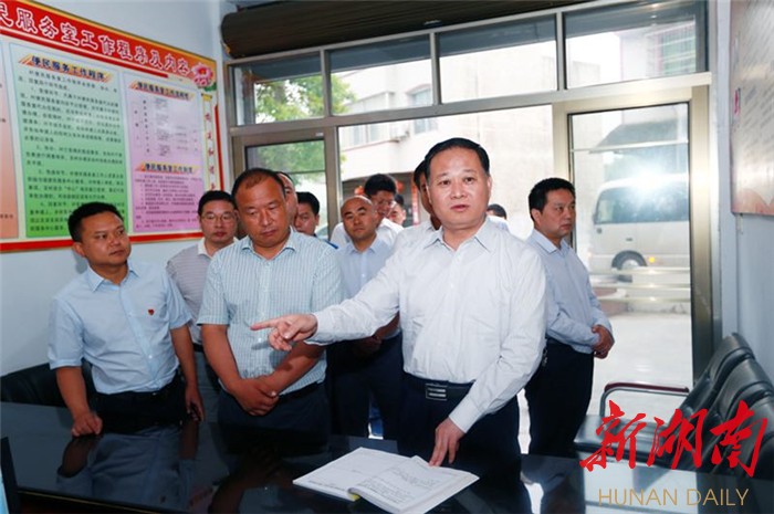 叶红专在七县调研时强调:对标对表目标 夯实基层基础 提升脱贫质量