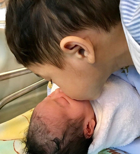 尽管在众人的眼中,霍中曦是含着金汤匙出生.