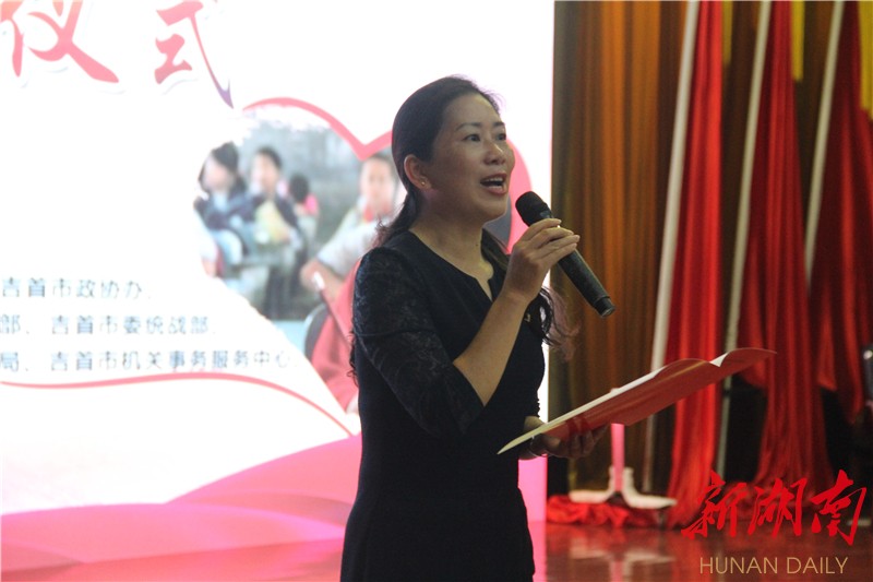 为全市400名留守困难学生捐赠16万元爱心款