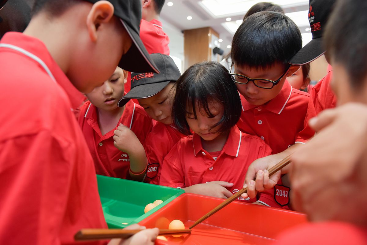 孩子们在绿幕前摆出各种搞怪姿势合影,定格的笑容记录了这个特别的