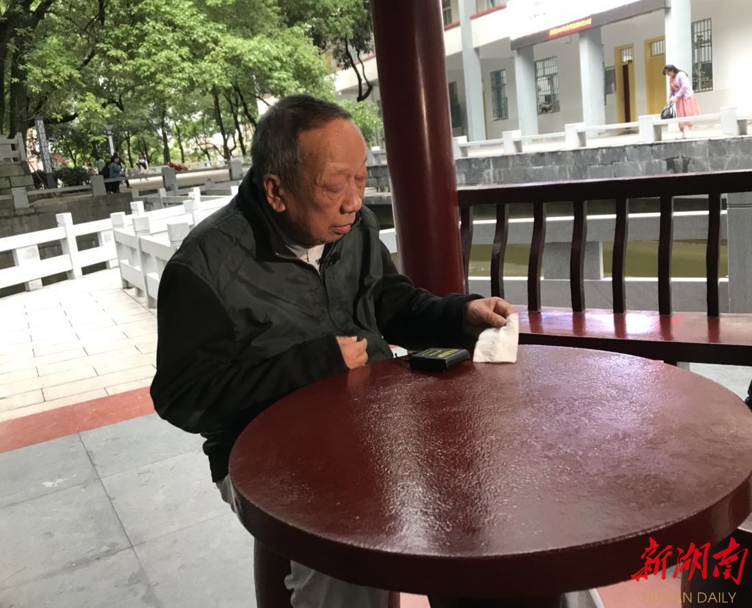 《卖米》,5月31日,新湖南记者在湖南醴陵,回访了张培祥的老师,弟弟和