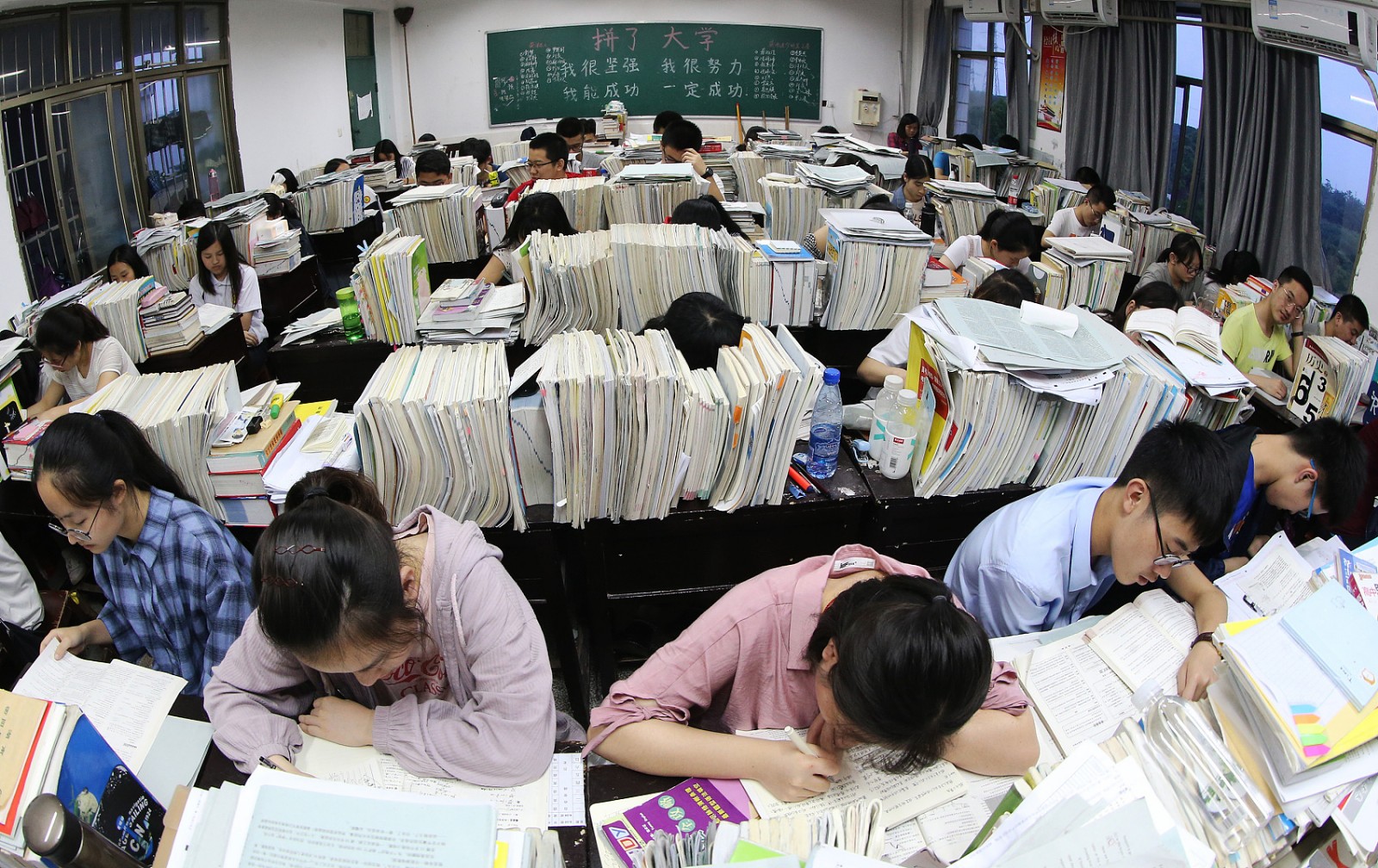 倒计时3天高考生最后一个晚自习紧张冲刺