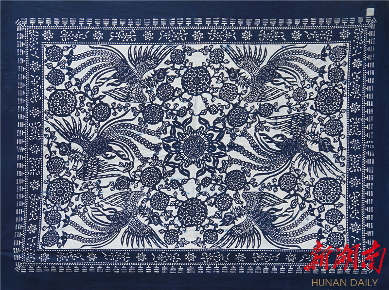 不怕苦,累,脏,认真学习好蓝印花布的手工印染技艺