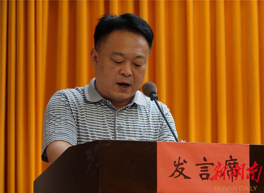 吉首市市长李诗兴作吉首市脱贫攻坚工作情况汇报