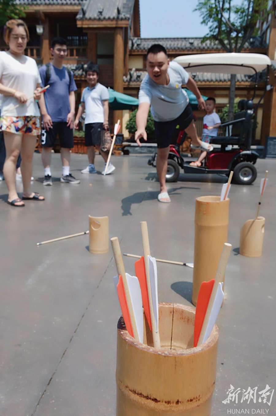 6月15日,各地游客在株洲方特梦幻王国参加迎端午箭投壶活动.