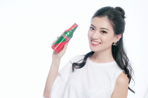 中国小姐miss china相杨为英格兰第一队长哈利凯恩颁奖本场最佳球员