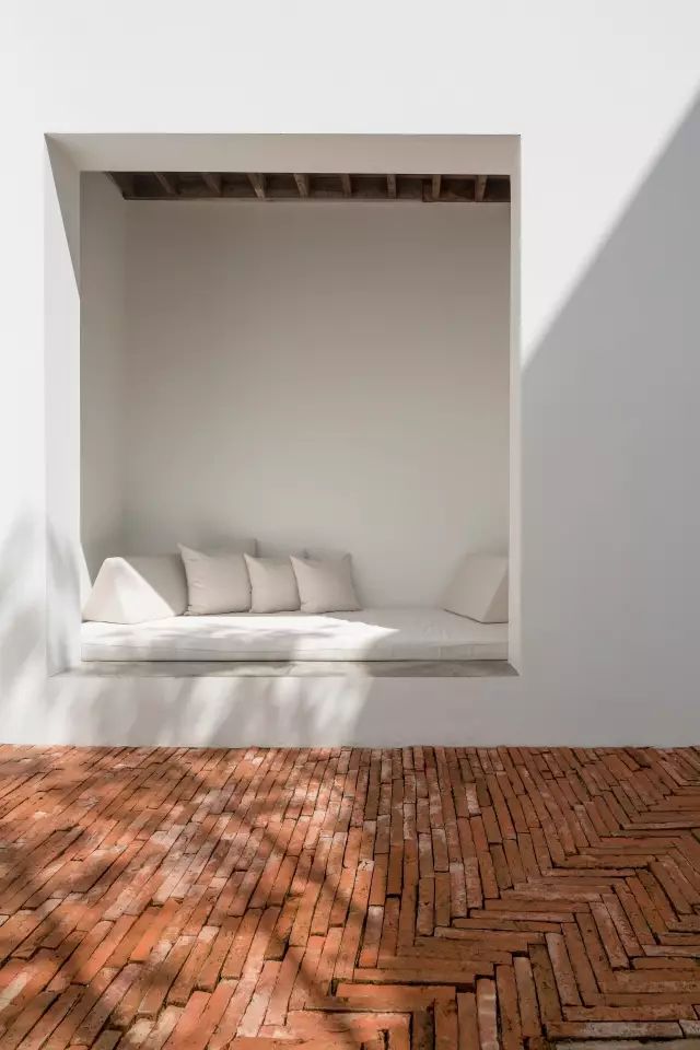 曲墙院落联系酒店的系列院落和区域.