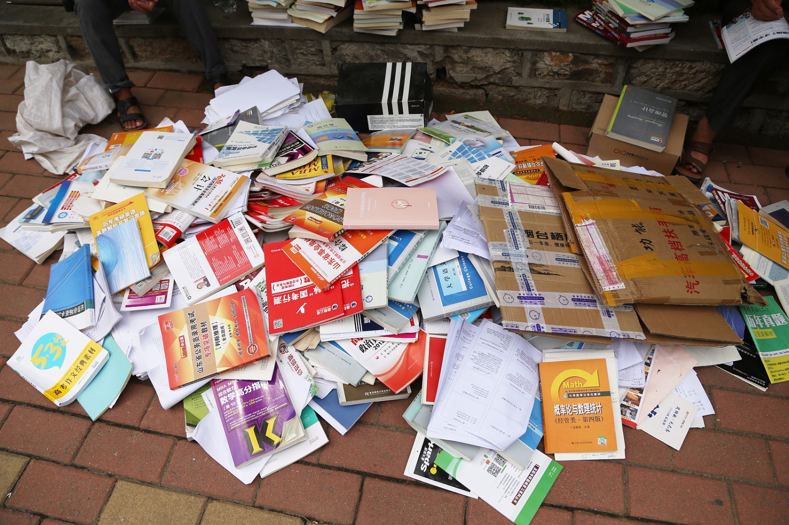 毕业季书本路边堆成山七毛一斤当废纸卖