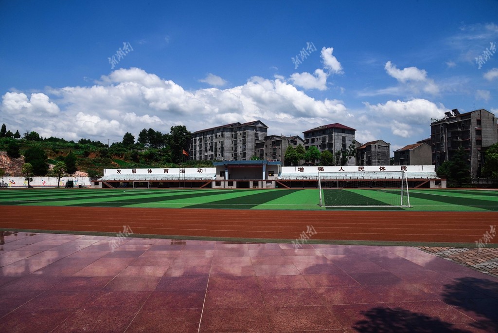 2018年6月25日中午,辰溪县二中上空出现了一些形态各异美丽的云.