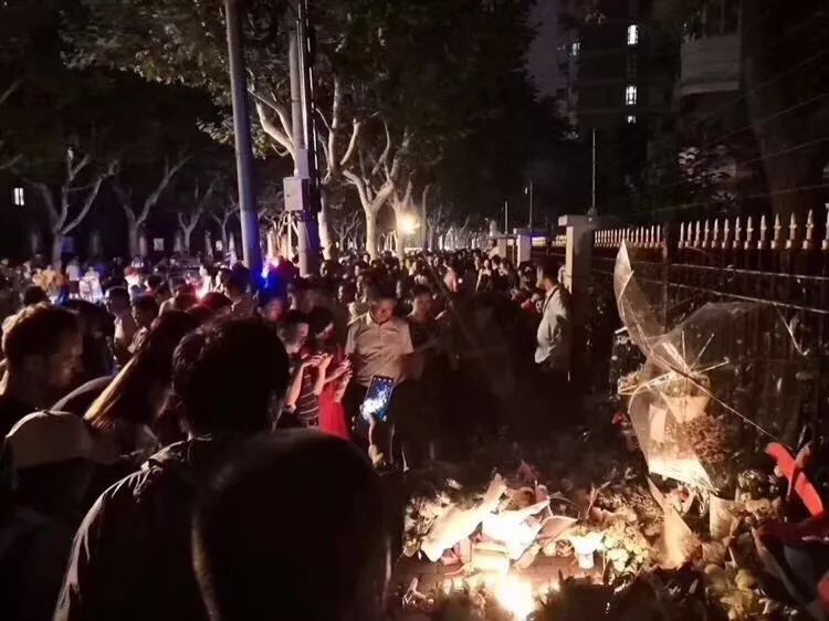 默哀！上海市民自发到世外小学学生遇害现场哀悼