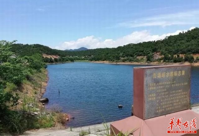 栗山村八组,永昌材料厂建在饮用水源附近,生产废料直接排放告厂峪水库