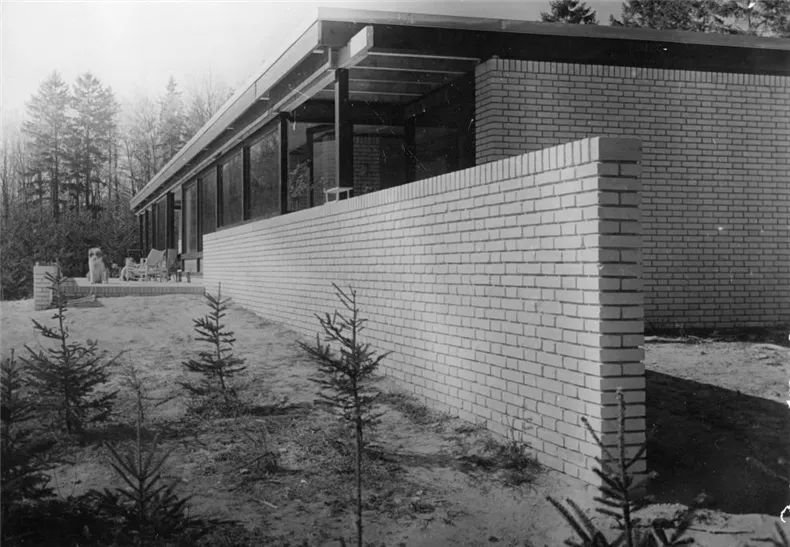 以及密斯在1923年设计的乡间砖宅的转