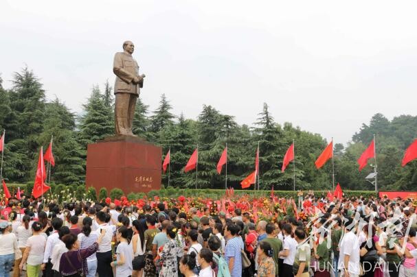 最好的怀念，是不忘初心 数万民众聚集韶山缅怀毛泽东