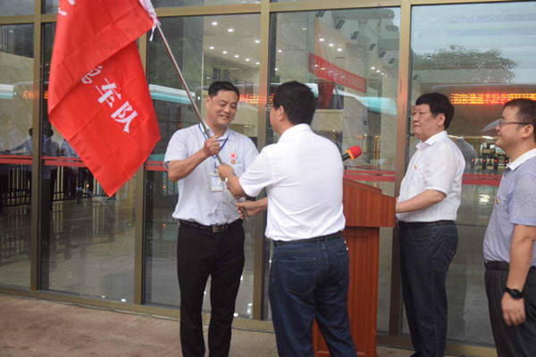 打造品牌效应传递“红色”精神 韶山“红杜鹃”车队发车了