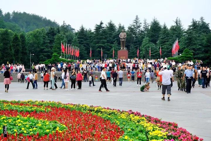 看，韶山又是人山人海!东方红，太阳升……