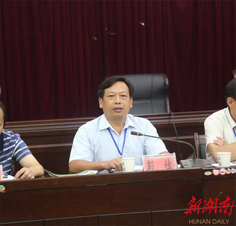 在随后召开的座谈会上,州商务局党组成员,副局长张正望汇报了州