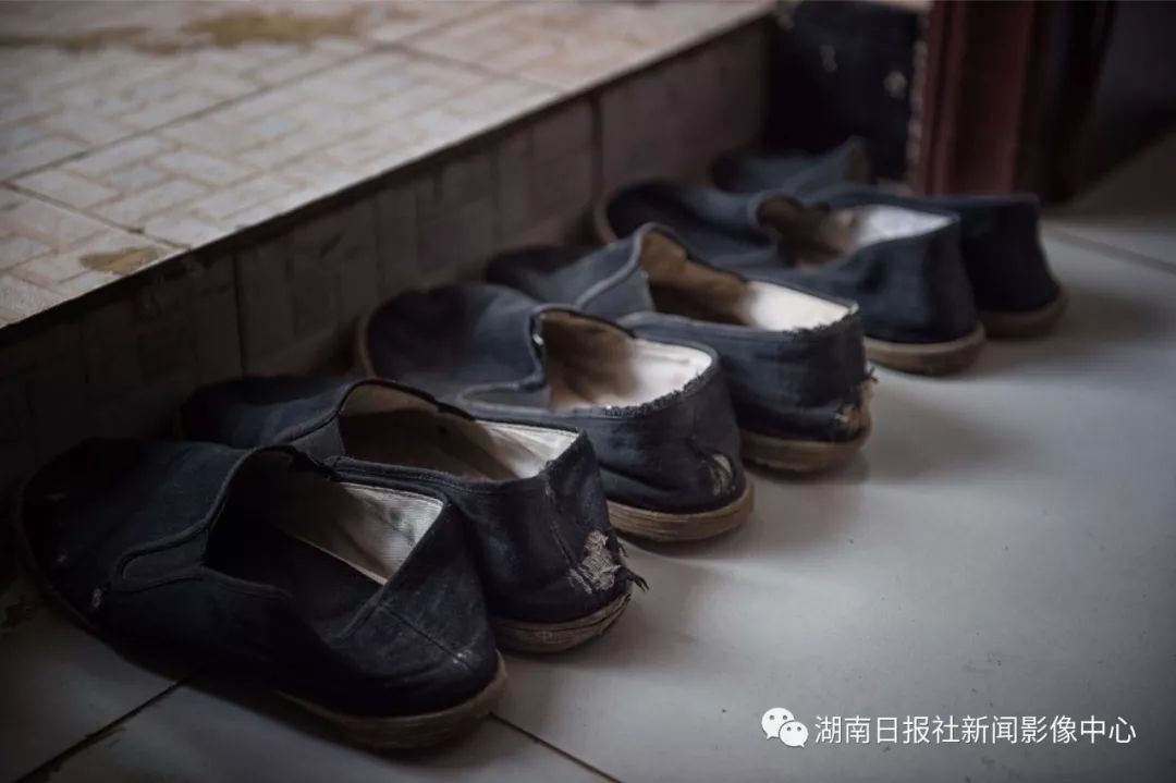 卧室门口摆放着三双底已经被磨破的布鞋,这仅仅是今年上