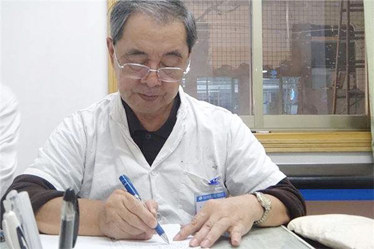 这是一位患者赠给王行宽教授牌匾中的两句诗,描述了这位国家级名老