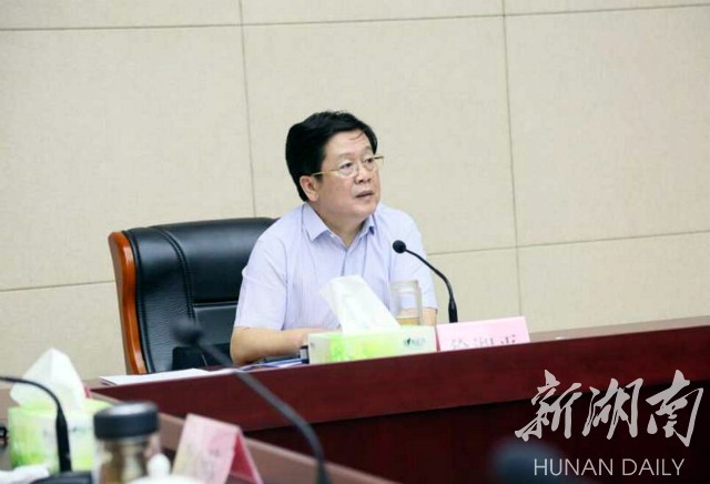 湖南省商务厅厅长徐湘平在会上发言.