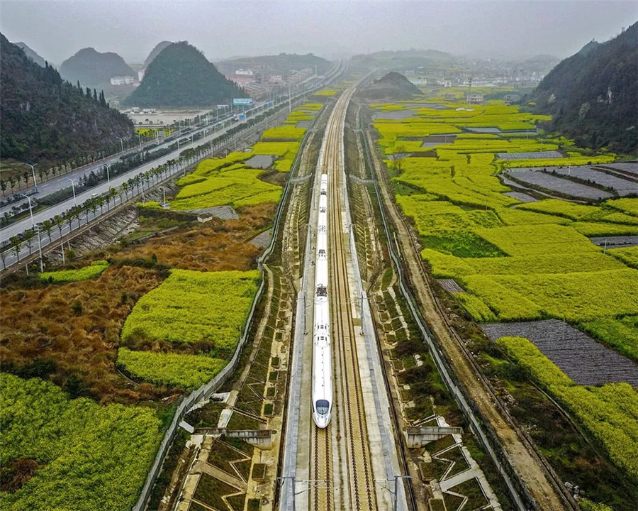高铁穿过贵州安顺,2017年3月16日