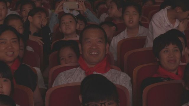 莫汉桃出席“相伴阅读·快乐成长”庆六一文艺汇演