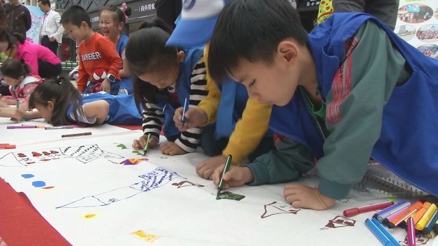 “小卫士”涂鸦绘画 传递环保理念