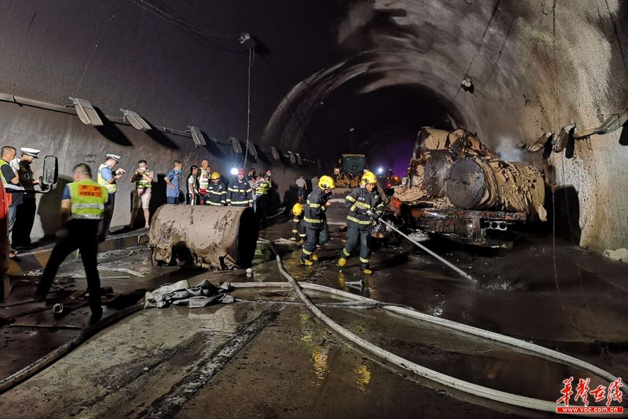 公路湖南段西往东方向雪峰山隧道内,发生一起两车追尾起火交通事故,两