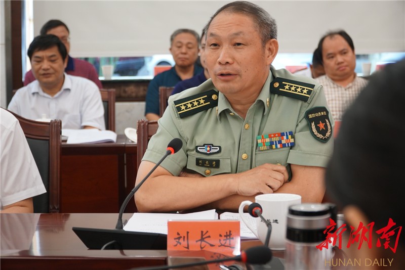 湘西州委常委,湘西军分区司令员刘长进主持会议